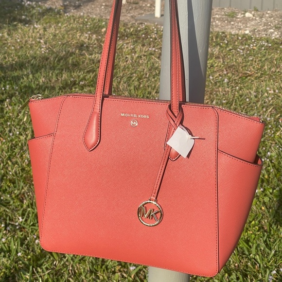 Michael Kors Tote with Structured Shape and Gold Hardware - Picture 8 of 15